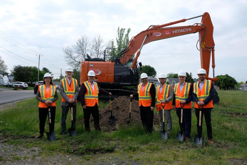 Pelletée de terre marquant le début des travaux de construction de la Maison des aînés et alternative de Salaberry-de-Valleyfield