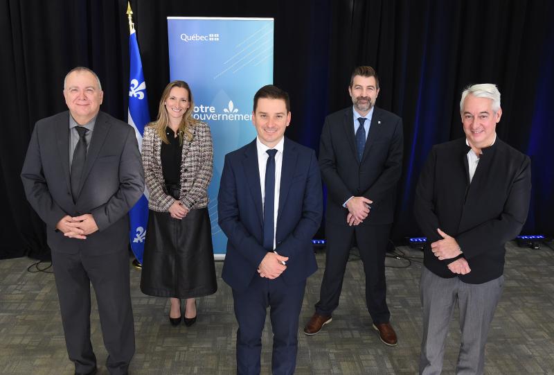 de gauche à droite : Richard Deschamps, président-directeur général du CISSS de la Montérégie-Centre | Marilyne Picard, adjointe parlementaire du ministre de la Santé et des Services sociaux | Simon Jolin-Barrette, ministre de la Justice et procureur général et ministre responsable de la région de la Montérégie | Charles Vincent, directeur général du Campus Longueuil |Dominique Dorion, doyen de la Faculté de médecine et des sciences de la santé, Université de Sherbrooke.