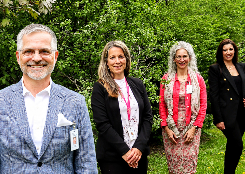 Le président-directeur général du CISSS de la Montérégie-Est, Bruno Petrucci, la conseillère cadre (volet psychosocial) à la Direction des services multidisciplinaires, Nathalie Blanchard, la présidente-directrice générale adjointe, Maryse Hébert, et la directrice adjointe de l’expérience client, de la qualité et de l’éthique, Hassiba Hihat.