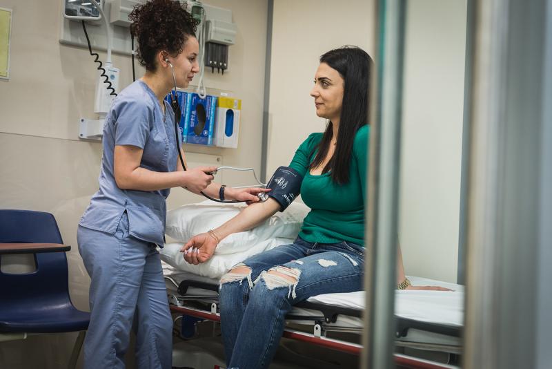 Étudiante de soins infirmiers à l’œuvre à la Clinique de la santé du Cégep