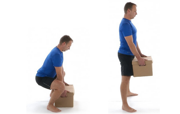 Un homme vêtu d'un t-shirt bleu et de shorts noirs démontre la bonne posture pour soulever une boîte. À gauche, il est accroupi avec le dos droit, les genoux pliés, les bras tendus tenant la boîte. À droite, il est debout, tenant la boîte contre son corps avec les bras droits, toujours le dos droit.