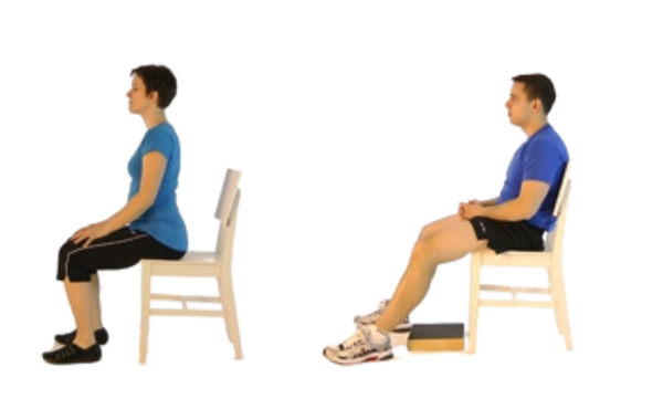 Deux personnes assises de manière incorrecte sur des chaises droites. À gauche, une femme est assise au bord de la chaise, le dos creusé et les épaules projetées vers l’avant. À droite, un homme est affalé dans sa chaise, les jambes tendues, le dos mal aligné.