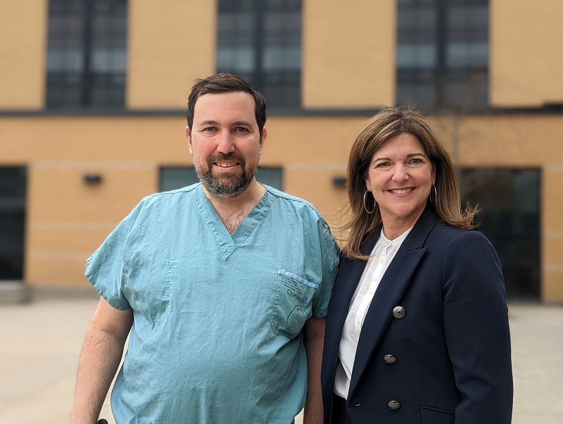 Dr Ramez Malak, neurochirurgien à l’Hôpital Charles-Le Moyne et madame Nathalie Boudreau, présidente-directrice générale de la Fondation Hôpital Charles-LeMoyne. 