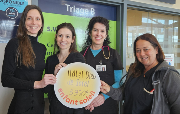 4 femmes travaillant à l'hôpital montrent une pastille sur laquelle est inscrit Hôtel Dieu de Sorel 3350$ enfant soleil