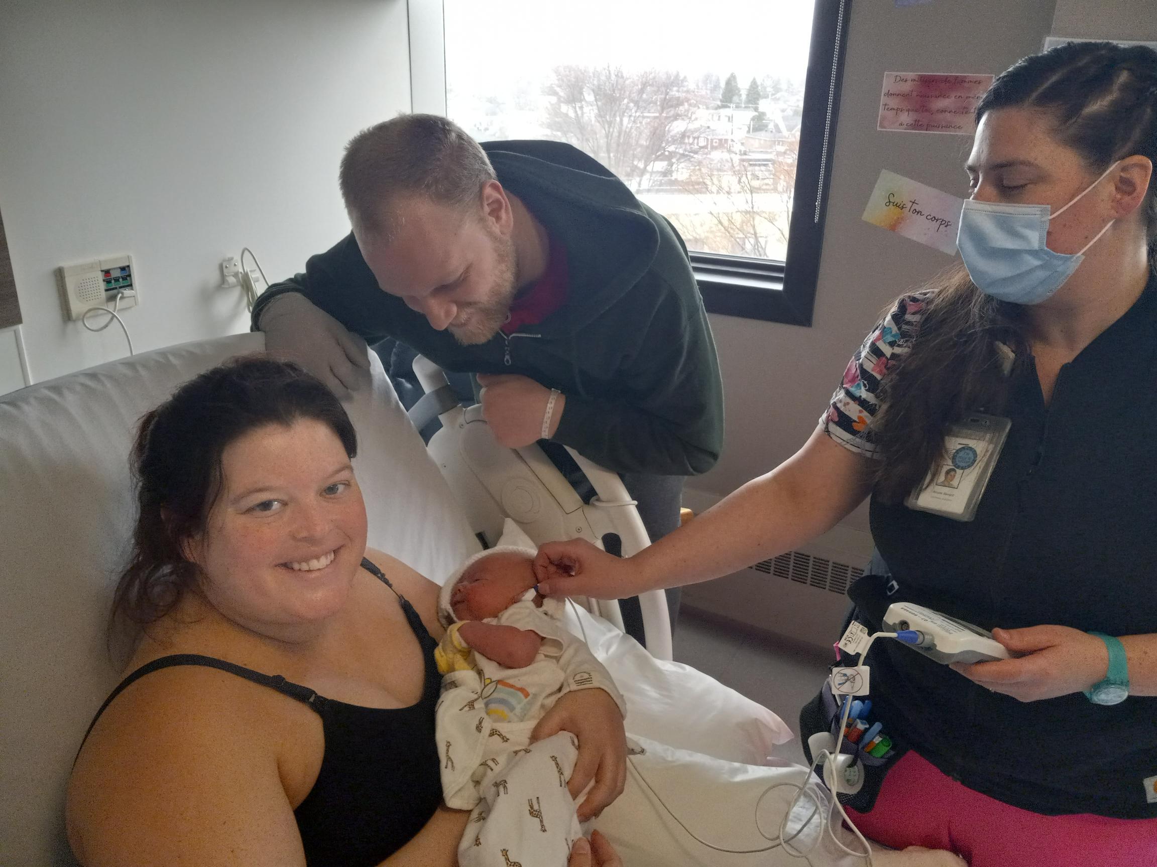  Voici Jackie James Fenlon, le tout premier bébé à bénéficier du dépistage de la surdité au Centre mère-enfant de l'Hôpital du Suroît.